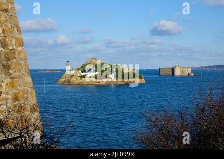 Vista dalla Pointe de Penn al Lann a Carantec all'isola Ile Louet con faro e l'isola fortezza Chateau du Taureau all'ingresso Foto Stock