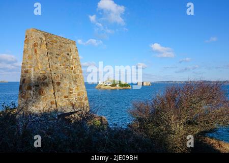 Vista dalla Pointe de Penn al Lann a Carantec all'isola Ile Louet con faro e l'isola fortezza Chateau du Taureau all'ingresso Foto Stock