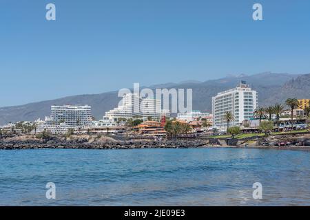 Tranquilla e tranquilla baia d'acqua circondata da favolosi grandi hotel, in una delle zone più popolari nel sud dell'isola, Playa de Troya, Tenerife Foto Stock