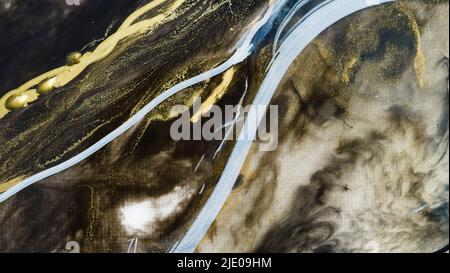Oro astratto artistico con pennellate bianche, fondo di vernice liquida, pittura in resina, arte con pittura astratta a mano libera, colore morbido. Astratto Foto Stock