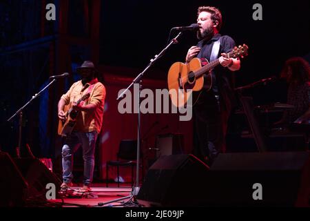 Jeremy Marou e Tom Busby della band australiana Busby Marou si esibiscono sul palco in Australia nel 2022 Foto Stock