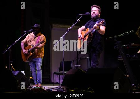 Jeremy Marou e Tom Busby della band australiana Busby Marou si esibiscono sul palco in Australia nel 2022 Foto Stock