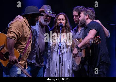 Kasey Chambers canta con qui band e busby marou vivono sul palco in Australia, 2022 Foto Stock