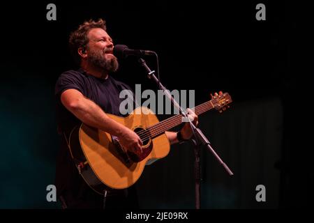 Jeremy Marou e Tom Busby della band australiana Busby Marou si esibiscono sul palco in Australia nel 2022 Foto Stock