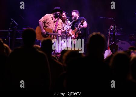 Kasey Chambers canta con qui band e busby marou vivono sul palco in Australia, 2022 Foto Stock