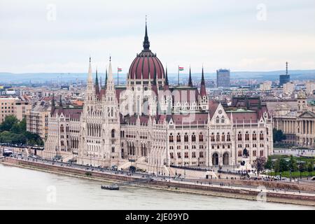 Budapest, Ungheria - Giugno 20 2018: Vista aerea del Parlamento Ungherese lungo il Danubio. Foto Stock