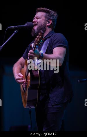 Jeremy Marou e Tom Busby della band australiana Busby Marou si esibiscono sul palco in Australia nel 2022 Foto Stock