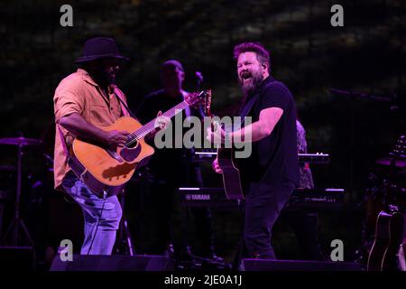 Jeremy Marou e Tom Busby della band australiana Busby Marou si esibiscono sul palco in Australia nel 2022 Foto Stock