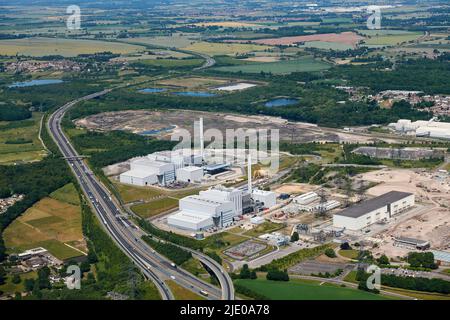 Una vista arial dell'ex centrale elettrica di Ferrybridge C, adiacente all'autostrada A1, che mostra le nuove centrali multifUEL, West Yorkshire, Regno Unito Foto Stock