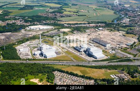 Una vista arial dell'ex centrale elettrica di Ferrybridge C, adiacente all'autostrada A1, che mostra le nuove centrali multifUEL, West Yorkshire, Regno Unito Foto Stock