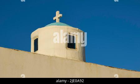 Luce del mattino, cielo blu senza nuvole, torre rotonda blu e bianca della chiesa, dettaglio, Plaka, Isola di Milos, Cicladi, Grecia Foto Stock