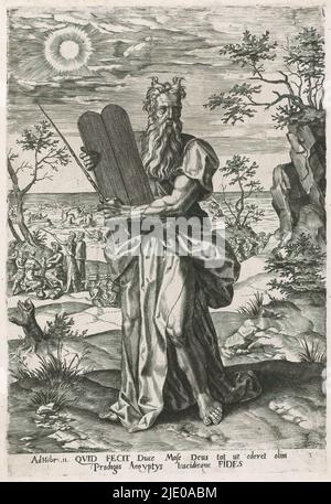 Mosè con le tavolette della legge, la lettera agli Ebrei capitolo 11 (titolo della serie), Mosè tiene due tavolette di pietra sulle quali sono scritti i dieci comandamenti; le tavolette della legge. Nelle scene di sfondo dell'esodo dall'Egitto. Sotto l'immagine si trova un testo a due righe in latino, numerato specchiato nel margine destro: 5. La stampa fa parte di una serie di stampe sulla lettera agli Ebrei capitolo 11., tipografia: Pieter Jalhea Furnius, 1550 - 1625, carta, incisione, altezza 292 mm x larghezza 199 mm Foto Stock