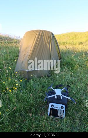 DJI Mini 3 Pro e Vango F10 tenda elio. Wessex ridgeway. Oldbury, collina. Cherhill giù. Wiltshire. Dorset. West Country. Sud-ovest. Inghilterra. REGNO UNITO Foto Stock