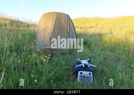 DJI Mini 3 Pro e Vango F10 tenda elio. Wessex ridgeway. Oldbury, collina. Cherhill giù. Wiltshire. Dorset. West Country. Sud-ovest. Inghilterra. REGNO UNITO Foto Stock