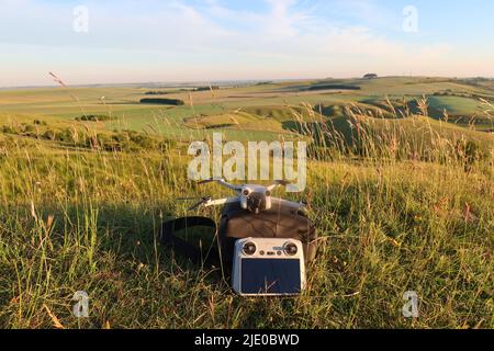 DJI Mini 3 Pro. Wessex ridgeway. Oldbury, collina. Cherhill giù. Wiltshire. Dorset. West Country. Sud-ovest. Inghilterra. REGNO UNITO Foto Stock