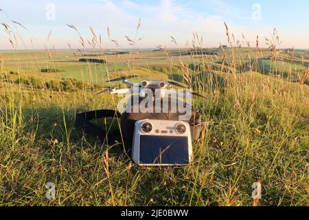 DJI Mini 3 Pro. Wessex ridgeway. Oldbury, collina. Cherhill giù. Wiltshire. Dorset. West Country. Sud-ovest. Inghilterra. REGNO UNITO Foto Stock