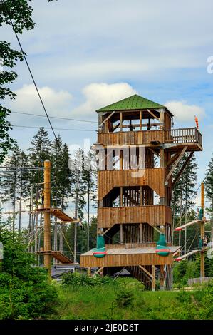 Parco di arrampicata, Centro Parcs, Parco vicino Leutkirch, Allgaeu, Baden-Wuerttemberg, Germania Foto Stock