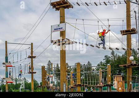 Parco di arrampicata, Centro Parcs, Parco vicino Leutkirch, Allgaeu, Baden-Wuerttemberg, Germania Foto Stock