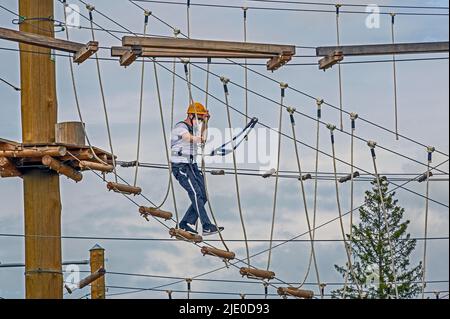 Parco di arrampicata, Centro Parcs, Parco vicino Leutkirch, Allgaeu, Baden-Wuerttemberg, Germania Foto Stock