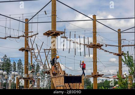 Parco di arrampicata, Centro Parcs, Parco vicino Leutkirch, Allgaeu, Baden-Wuerttemberg, Germania Foto Stock