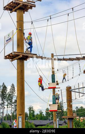 Parco di arrampicata, Centro Parcs, Parco vicino Leutkirch, Allgaeu, Baden-Wuerttemberg, Germania Foto Stock