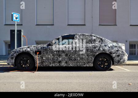 Prototipo BMW Serie 3 veicolo ibrido di prova, incollato alla stazione di ricarica, Monaco, Baviera, Germania Foto Stock