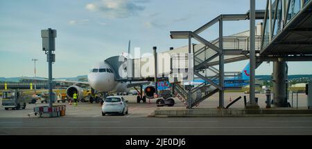 Assistenza all'aeroporto Stuttgart Str, Stoccarda, Baden-Wuerttemberg, Germania Foto Stock