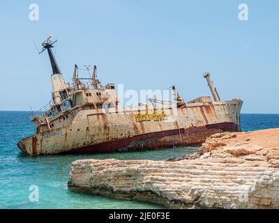 Edro III relitto al largo della costa di Cipro in un pomeriggio estivo caldo e soleggiato - 2 Foto Stock