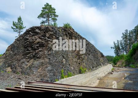 Canale di fuoriuscita di una centrale idroelettrica incompiuta sul fiume Izyrak, nella regione di Novosibirsk Foto Stock