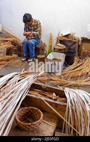 Paniere maker, basket tessitore, basket, bastone di vimini, show workshop, Workshop, Cafe Relogio, Camacha, Madeira, ufficialmente Regione Autonoma di Madeira Foto Stock