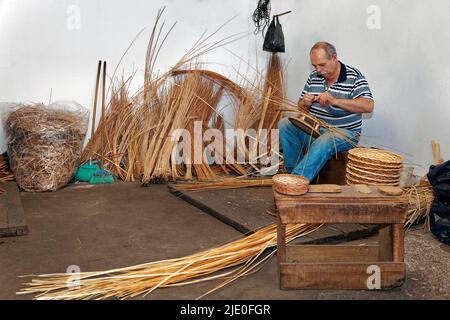 Paniere maker, basket tessitore, basket, bastone di vimini, show workshop, Workshop, Cafe Relogio, Camacha, Madeira, ufficialmente Regione Autonoma di Madeira Foto Stock