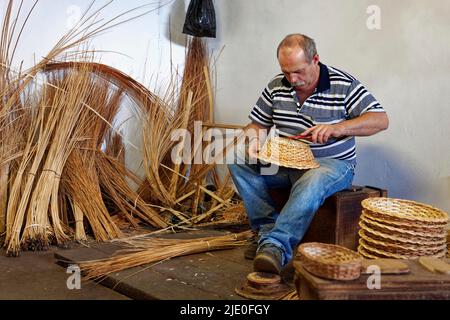 Paniere maker, basket tessitore, basket, bastone di vimini, show workshop, Workshop, Cafe Relogio, Camacha, Madeira, ufficialmente Regione Autonoma di Madeira Foto Stock