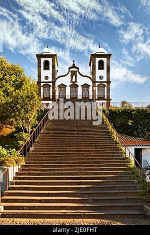 Grande scalone, chiesa cattolica di pellegrinaggio di Nossa Senhora do Monte, 1741-1818, navata centrale, due campanili, distretto di Monte, Capitale Funchal, Madeira Foto Stock