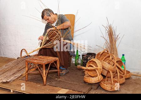 Paniere maker, basket tessitore, basket, bastone di vimini, show workshop, Workshop, Cafe Relogio, Camacha, Madeira, ufficialmente Regione Autonoma di Madeira Foto Stock