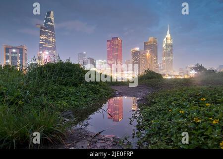 Skyline di Saigon, tramonto, ho Chi Minh City, centro con Bitexco Tower, District 1, ho Chi Minh City, Vietnam Foto Stock