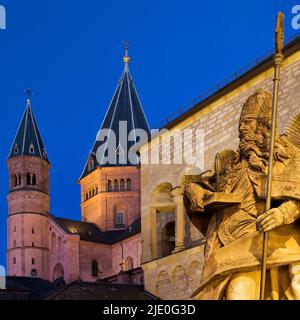 San Bonifacio di fronte alla Cappella del Gottardo, dietro l'alta Cattedrale di San Martino, Magonza, Renania-Palatinato, Germania Foto Stock