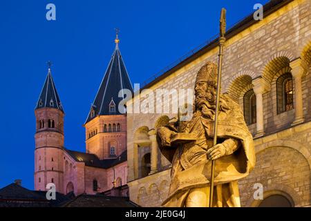 San Bonifacio di fronte alla Cappella del Gottardo, dietro l'alta Cattedrale di San Martino, Magonza, Renania-Palatinato, Germania Foto Stock