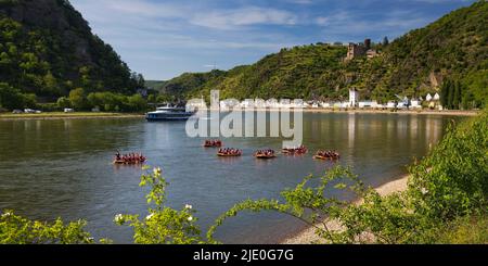 Il Reno a Loreley Harbour con vista sul castello di Katz, St. Goarshausen, Renania-Palatinato, Germania Foto Stock