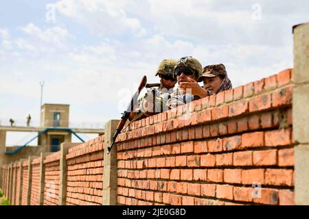 Mongolia. 18th giugno 2022. Le forze Armate Mongolie e i membri del servizio degli Stati Uniti partecipano all'addestramento di corsia di controllo durante l'esercitazione di Khaan quest 2022 a Tavantolgoi, Mongolia, 18 giugno 2022. Khaan quest è un esercizio multinazionale regolarmente organizzato da Mongolian Armed Forces e co-sponsorizzato da U.S. Army, Pacific. Khaan quest 2022 è l'ultimo di una serie continua di esercizi volti a promuovere la pace e la sicurezza regionale. Quest'anno segna l'iterazione del 18th di questo evento. Credit: U.S. Navy/ZUMA Press Wire Service/ZUMAPRESS.com/Alamy Live News Foto Stock