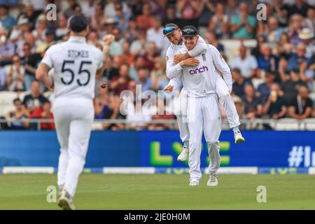 Leeds, Regno Unito. 24th giugno 2022. Zak Crawley d'Inghilterra celebra la cattura di Michael Bracewell della Nuova Zelanda con Joe Root d'Inghilterra a Leeds, Regno Unito il 6/24/2022. (Foto di Mark Cosgrove/News Images/Sipa USA) Credit: Sipa USA/Alamy Live News Foto Stock