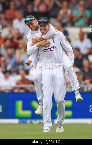 Leeds, Regno Unito. 24th giugno 2022. Zak Crawley d'Inghilterra celebra la cattura di Michael Bracewell della Nuova Zelanda con Joe Root d'Inghilterra a Leeds, Regno Unito il 6/24/2022. (Foto di Mark Cosgrove/News Images/Sipa USA) Credit: Sipa USA/Alamy Live News Foto Stock