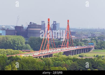 Editoriale: MOERS, RENANIA SETTENTRIONALE-VESTFALIA, GERMANIA, 14 MAGGIO 2022 - Ponte autostradale sul Reno vicino a Moers, visto dalla Halde Rheinpreussen con hea Foto Stock