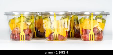 Contenitori di frutta sbucciati e tagliati pronti a mangiare in una dieta sana. Foto Stock