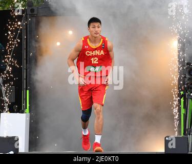 Anversa, Belgio. 24th giugno 2022. Zhu Yuanbo della Cina è visto prima della FIBA 3X3 World Cup maschile pool round tra la Cina e il Giappone ad Anversa, Belgio, 24 giugno 2022. Credit: Ren Pengfei/Xinhua/Alamy Live News Foto Stock