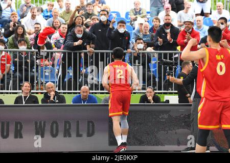 Anversa, Belgio. 24th giugno 2022. Guo Hanyu della Cina festeggia dopo la partita della Coppa del mondo di FIBA 3X3 tra la Cina e il Giappone ad Anversa, Belgio, 24 giugno 2022. Credit: Ren Pengfei/Xinhua/Alamy Live News Foto Stock