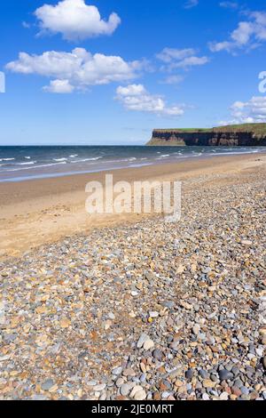 Saltburn by the Sea Yorkshire con la spiaggia che conduce alla Riserva Naturale di Huntcliff Saltburn North Yorkshire Redcar e Cleveland Inghilterra gb Europa Foto Stock