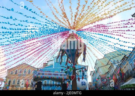 Salvador, Brasile. 23rd giugno 2022. Movimento durante São João, a Pelourinho, la notte di questo Giovedi, (23), vigilia della festa di São João, a Salvador, (BA). Nella foto, giugno decorazione in Largo do Pelourinho. Credit: Mauro Akiin Nassor/FotoArena/Alamy Live News Foto Stock