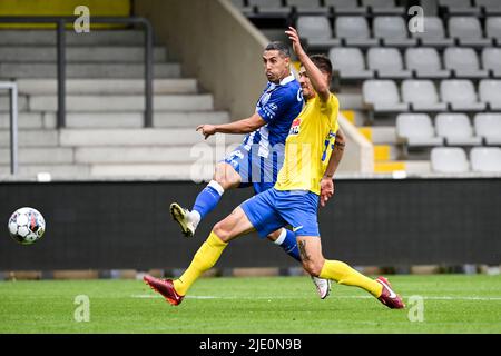 Gianni Bruno di Gent e il Roman Neustadter di Westerlo hanno ritratto in azione durante una amichevole partita di calcio tra la squadra belga della Jupiler Pro League KVC Westerlo e KAA Gent, a Westerlo venerdì 24 giugno 2022. BELGA PHOTO TOM GOYVAERTS Credit: Belga News Agency/Alamy Live News Credit: Belga News Agency/Alamy Live News Foto Stock