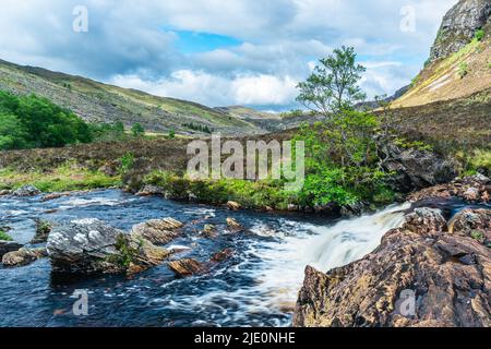 Cascate sul fiume Dundonnell a Wester Ross, NC500, Highlands, Scozia, Regno Unito Foto Stock