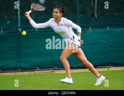 Emma Raducanu si appropria del campionato Wimbledon 2022 presso l'All England Lawn Tennis and Croquet Club, Wimbledon. Data foto: Venerdì 24 giugno 2022. Foto Stock